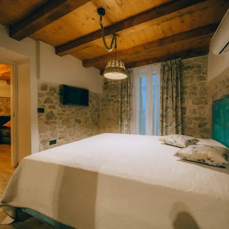 Trebocconi Stone House With Rooftop Jacuzzi 20m From Sea